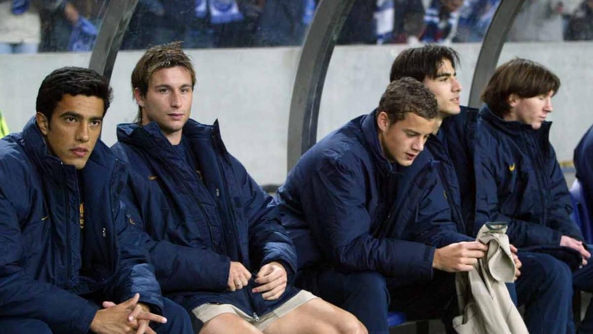 Manel Expósito en el banquillo de Do Dragao con Messi, Jordi Gómez, Riera y Tiago