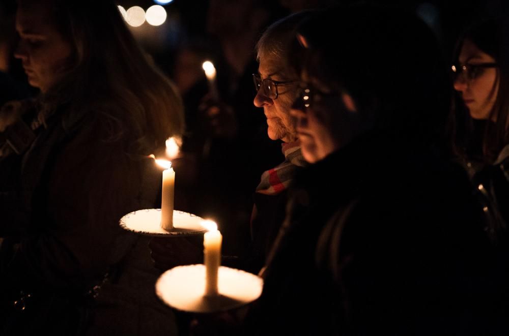 Cientos de personas han tomado parte en actos de recuerdo a las víctimas del ataque antisemita en Pittsburgh.