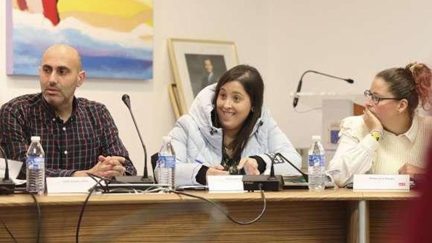 Los concejales socialistas Daniel Fernández, Alba Escandón y Mariana García, durante un Pleno.