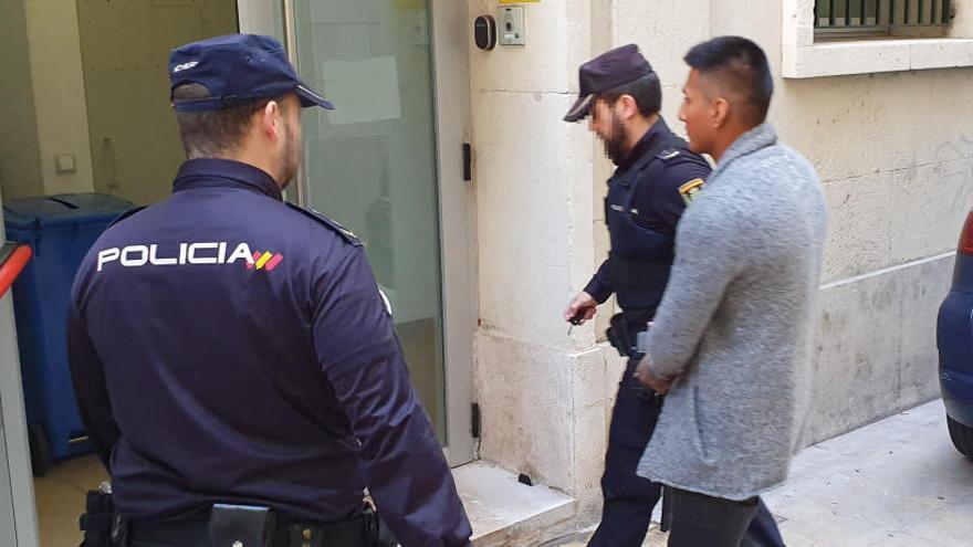 El acusado, al llegar ayer a la Audiencia de Alicante.
