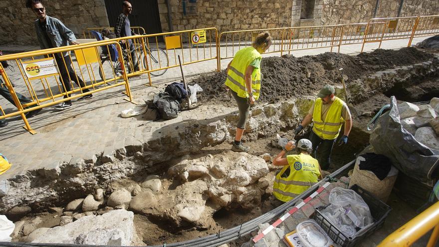 La troballa de restes romanes a les obres a Ballesteries de Girona retarda l’obertura del carrer