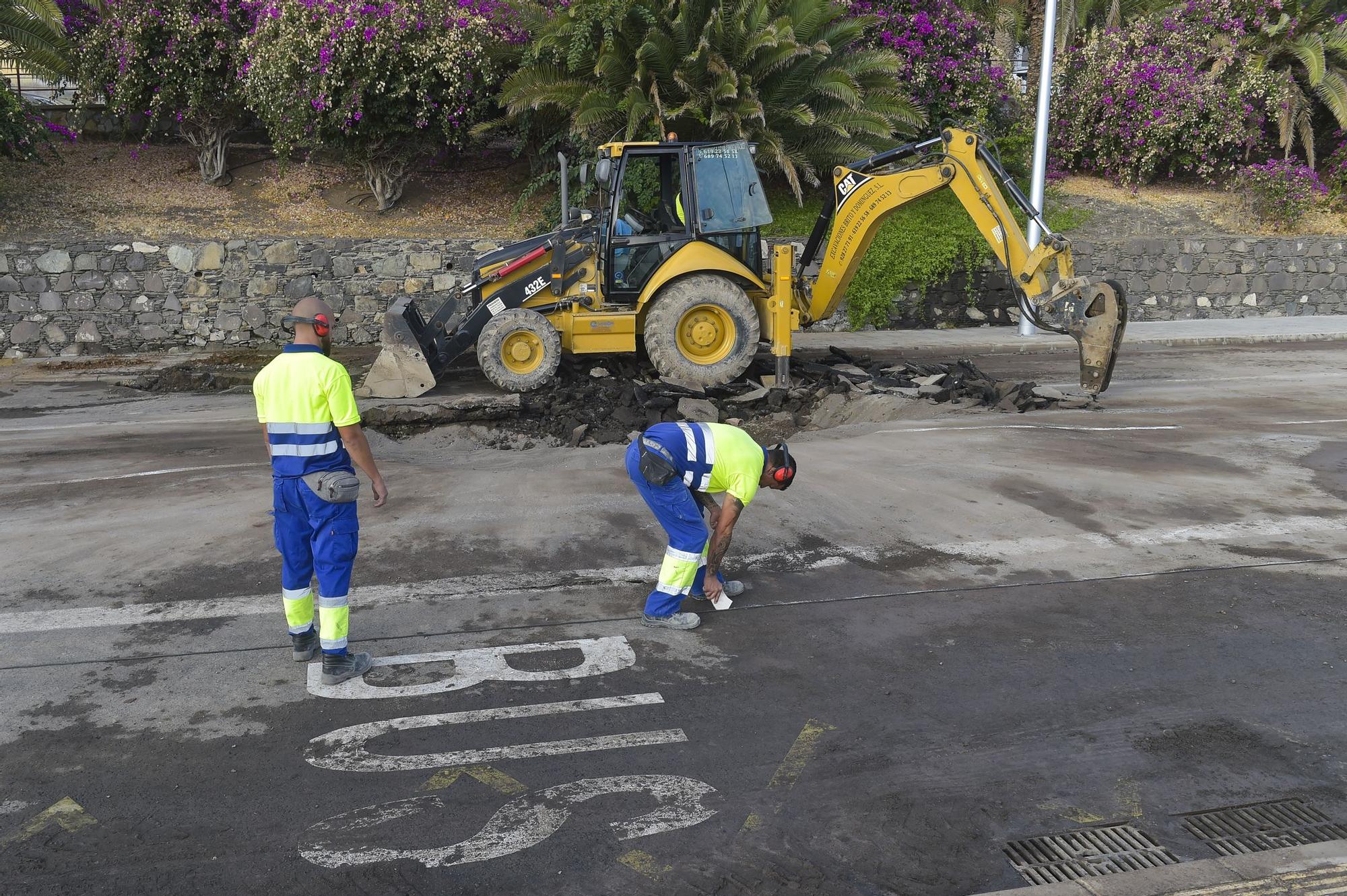 Trabajos para arreglar el socavón en Blas Cabrera Felipe