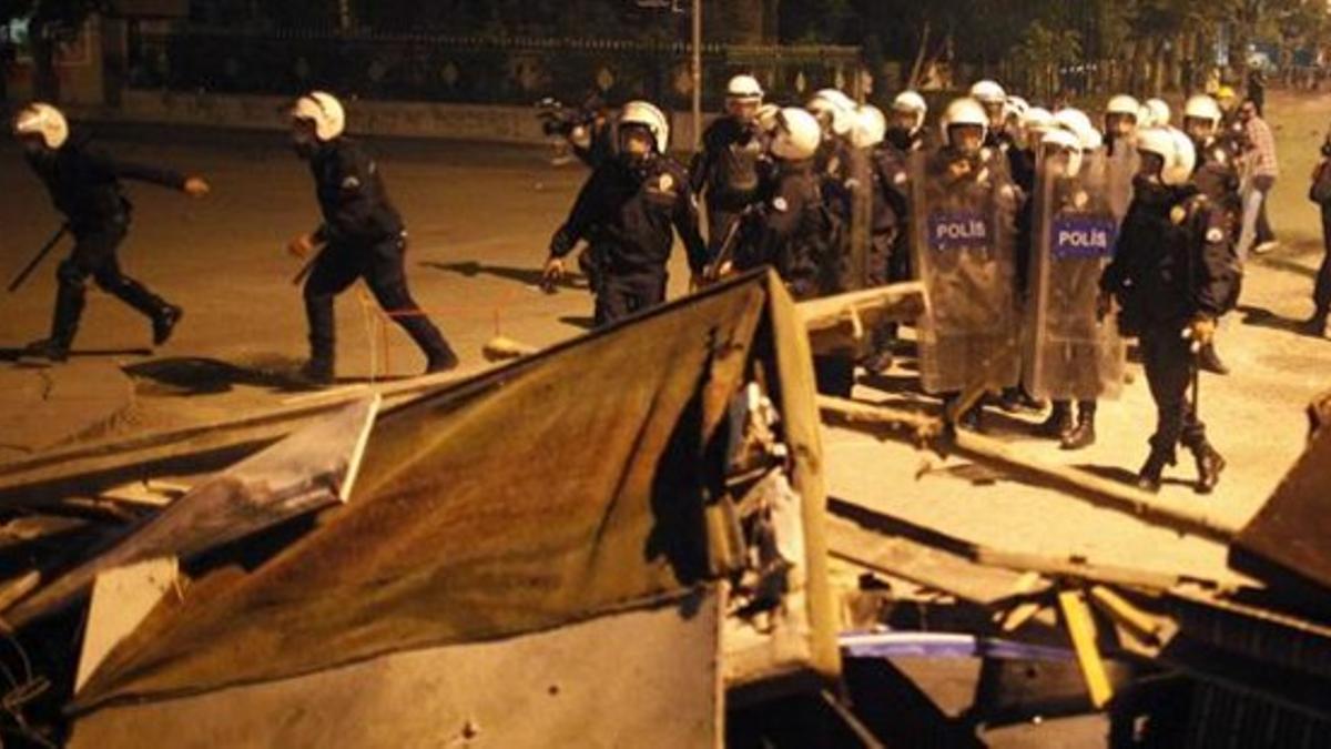 Policías antidisturbios pasan junto a una barricada en Ankara, este miércoles.
