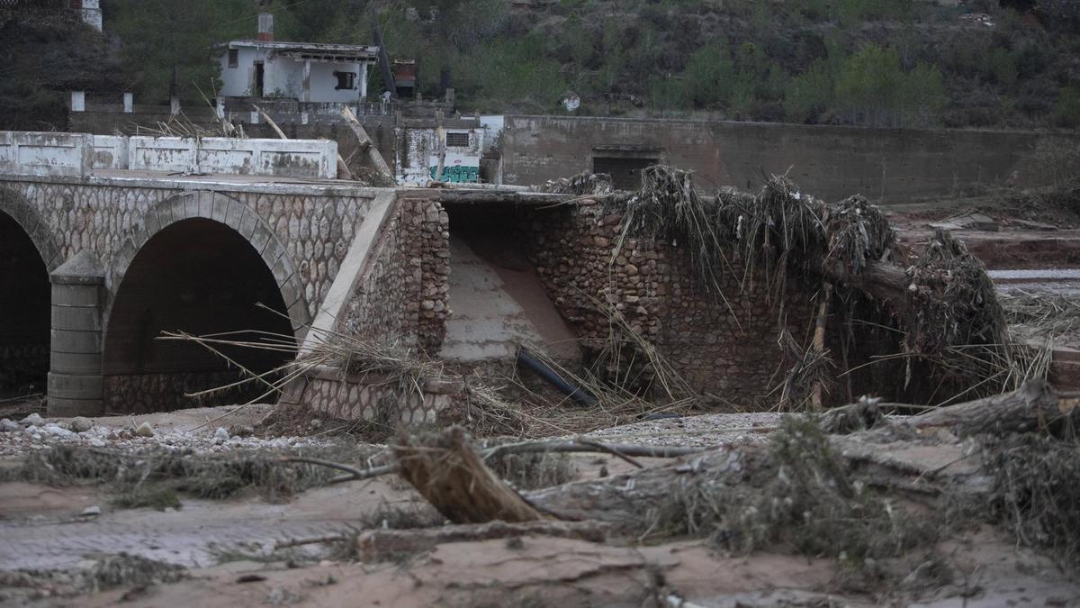 Puente destruido en Turís.