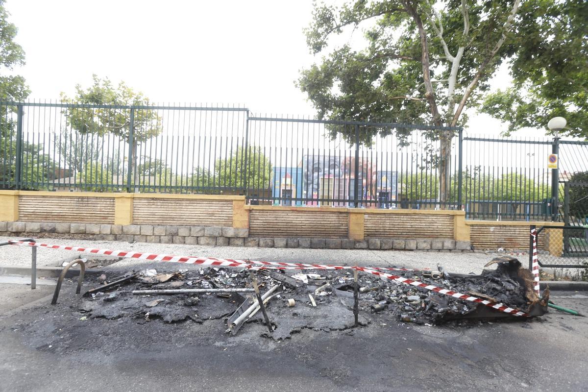 Contenedores quemados en Oliver-Valdefierro