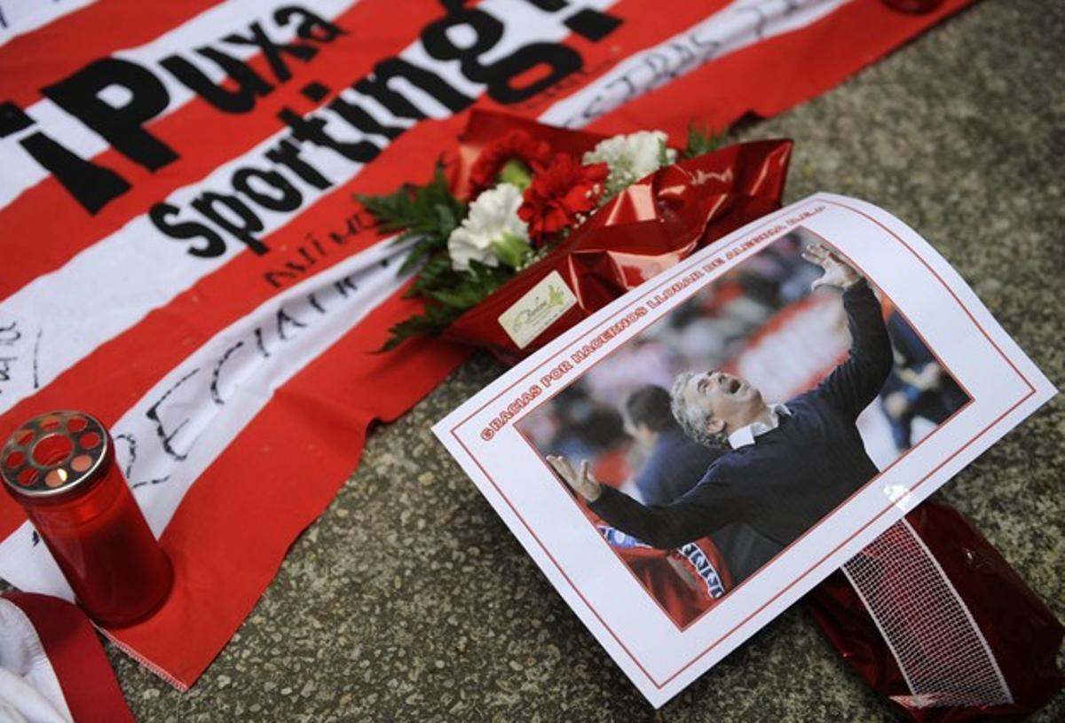 Uno de los detalles que prepararon los aficionados al Sporting de Gijon para homenajear a su querido entrenador Manuel Preciado.