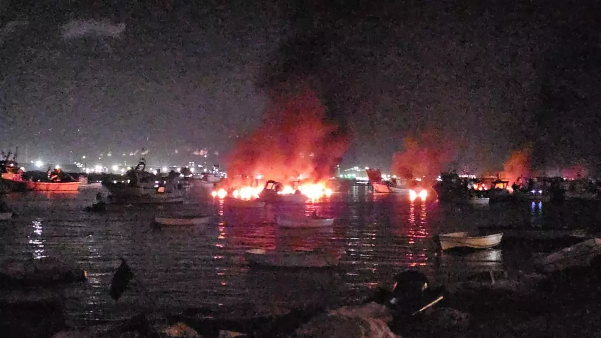 Cuatro investigados por el incendio de una embarcación dedicada al petaqueo en la ría de Punta Umbría