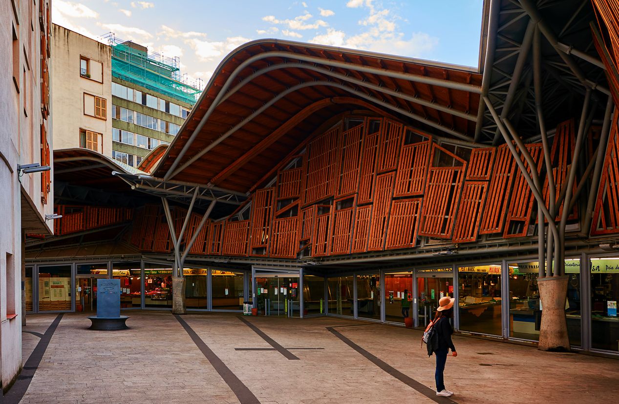 La peculiar fachada posterior del mercado