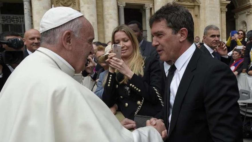 El Papa saluda a Banderas y la novia del actor fotografía el encuentro.