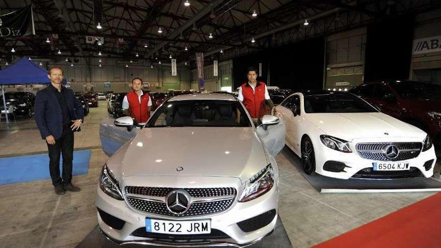 RicardoDurán, David de María y Juan Antonio Lijó, ayer, con algunos de los coches. // Bernabé/Javier Lalín