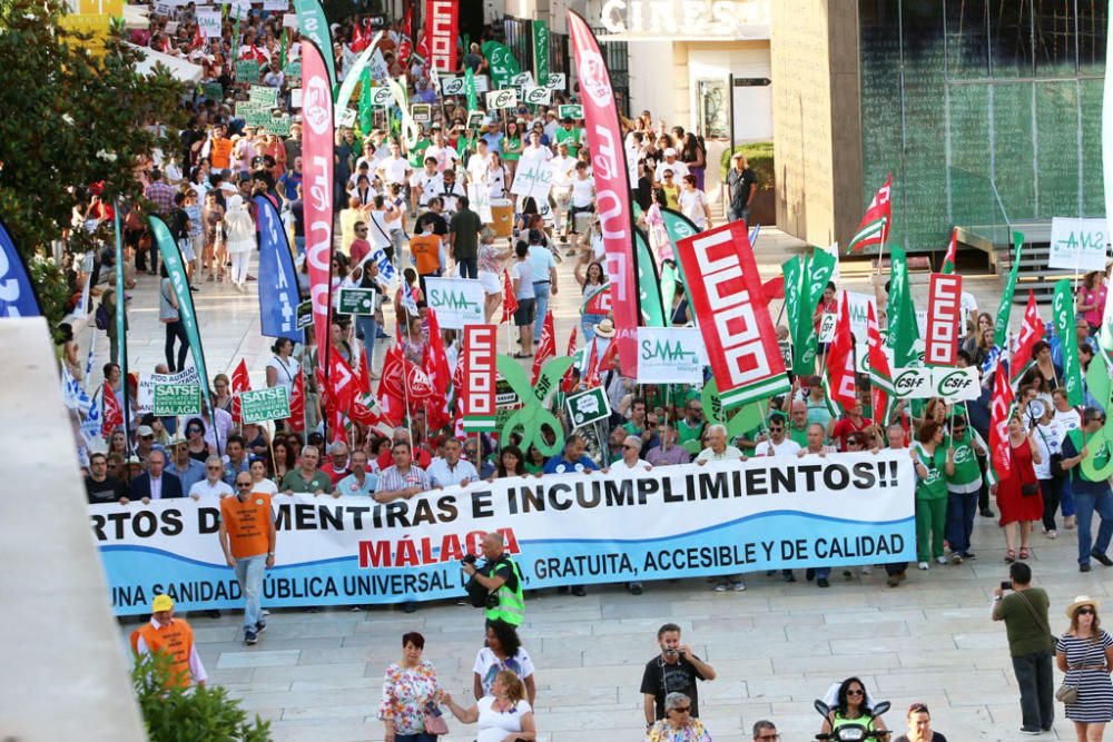 Bajo el lema '¡¡Hartos de mentiras e incumplimientos!!' cientos de personas han recorrido la ciudad desde el Hospital Civil hasta el Hospital Noble