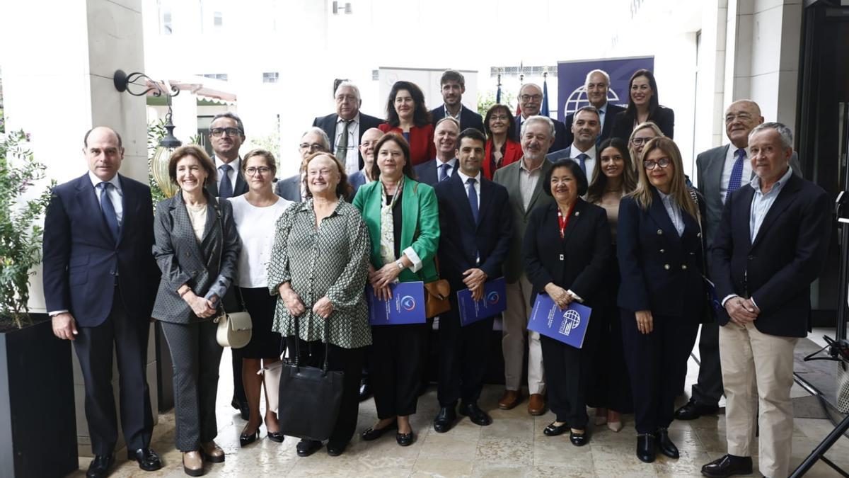 Integrantes del Cuerpo Consular de València durante la presentación de la conferencia mundial del próximo abril.