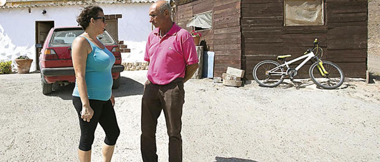 Una hija de Josefa y un amigo de la familia dialogan junto a la caseta de madera, a la derecha, en Campo Viejo.