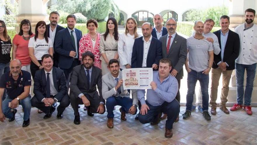 Foto de familia de la presentación de &#039;Las cocinas del Jubileo&#039; ayer en Las Claras.