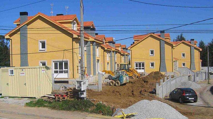 Obras de construcción de la urbanización O Loureiro, en Pazos, Sada. / la opinión