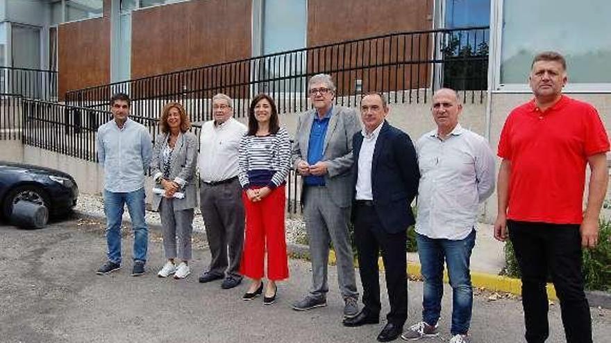 Alcaldes asociados con Ángeles Vázquez en Beade. // FdV