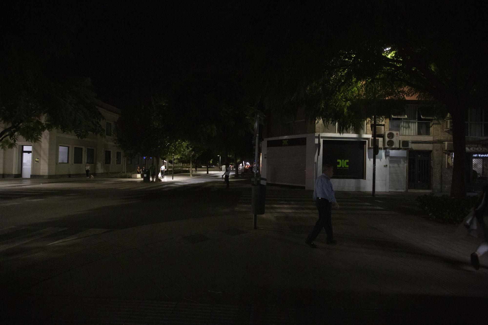 La oscuridad reina en una calle de Alicante: "No se ve nada"