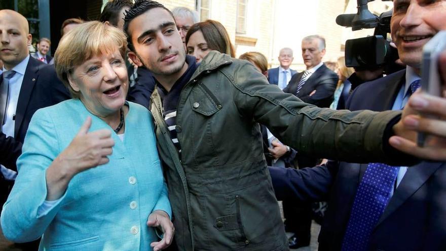 Abas Modamani, haciéndose el &quot;selfie&quot; con la canciller Angela Merkel que cambió su vida en septiembre de 2015.