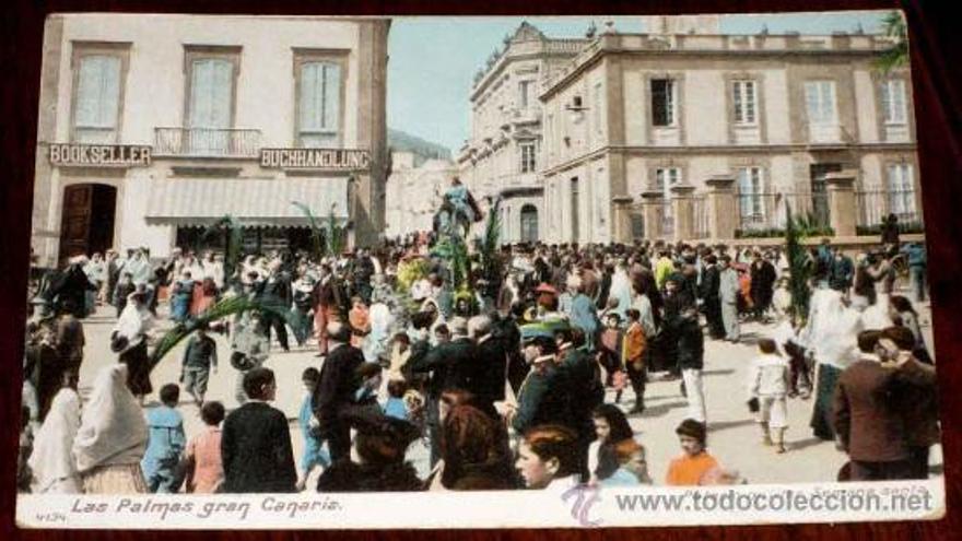 Postal de la procesión de La Burrita a su paso por el Gobierno Militar de Las Palmas de Gran Canaria con los feligreses portando palmas.