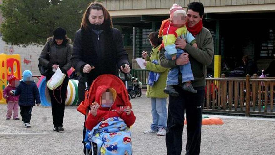 Varios padres y madres salían en la tarde de ayer de la Escuela Infantil El Parque de Sax tras recoger a sus hijos