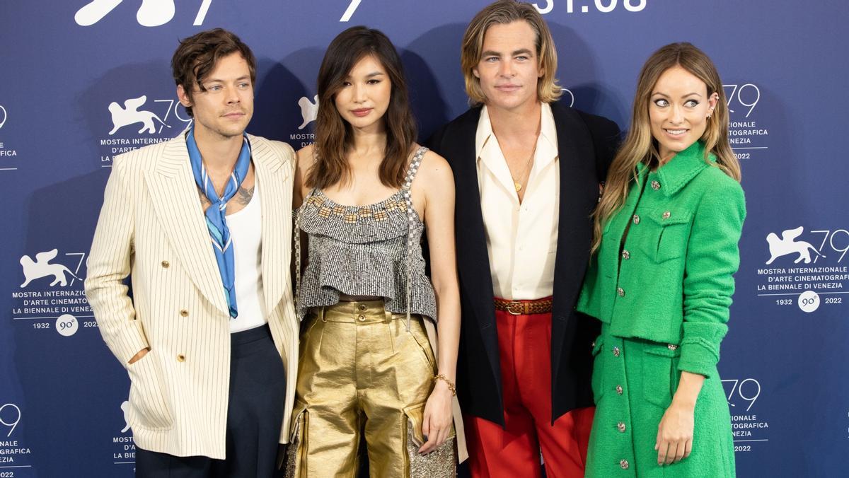 Harry Styles (izq), separado de su entonces novia, Olivia Wilde (derecha), por los actores Gemma Chan y Chris Pine, en la Mostra de Venecia, el pasado septiembre.