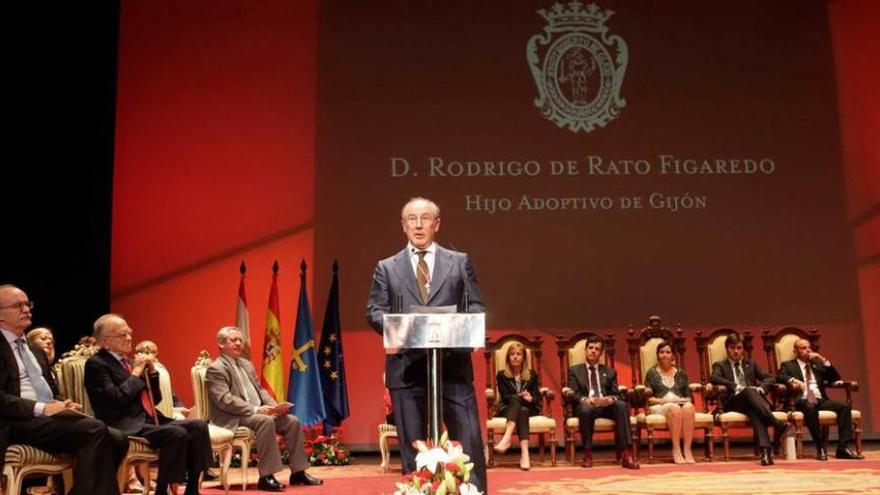 Rodrigo Rato al recibir su distinción de hijo adoptivo.