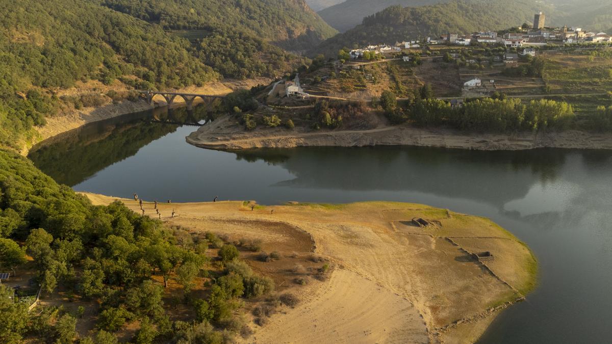 El embalse de O Bao, en Viana do Bolo, está semivacío.