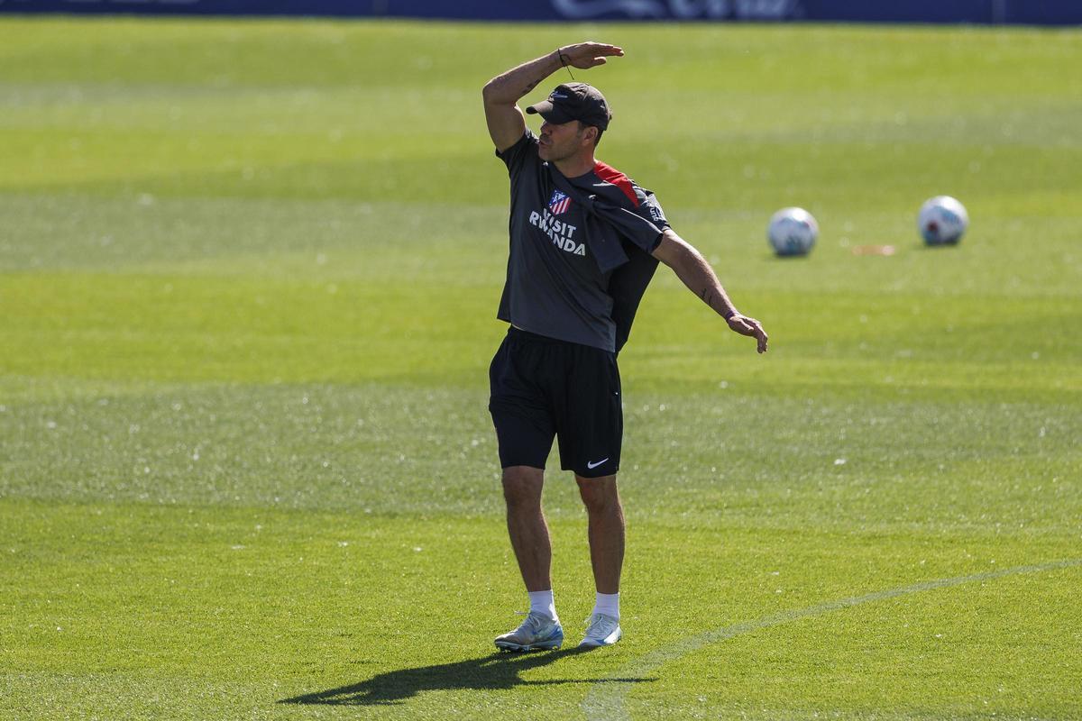 Simeone, en el entrenamiento del Atlético.