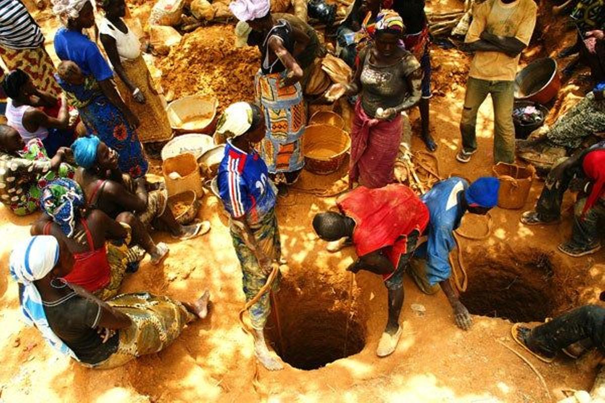 En la carretera a Kankan está una mina de oro al aire libre donde trabajan más de tres mil persona