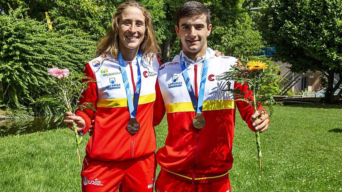 Núria Vilarrubla i Miquel Travé, amb les medalles obtingudes en les proves de canoa d’ahir | AGUSTÍ CUCURULLS