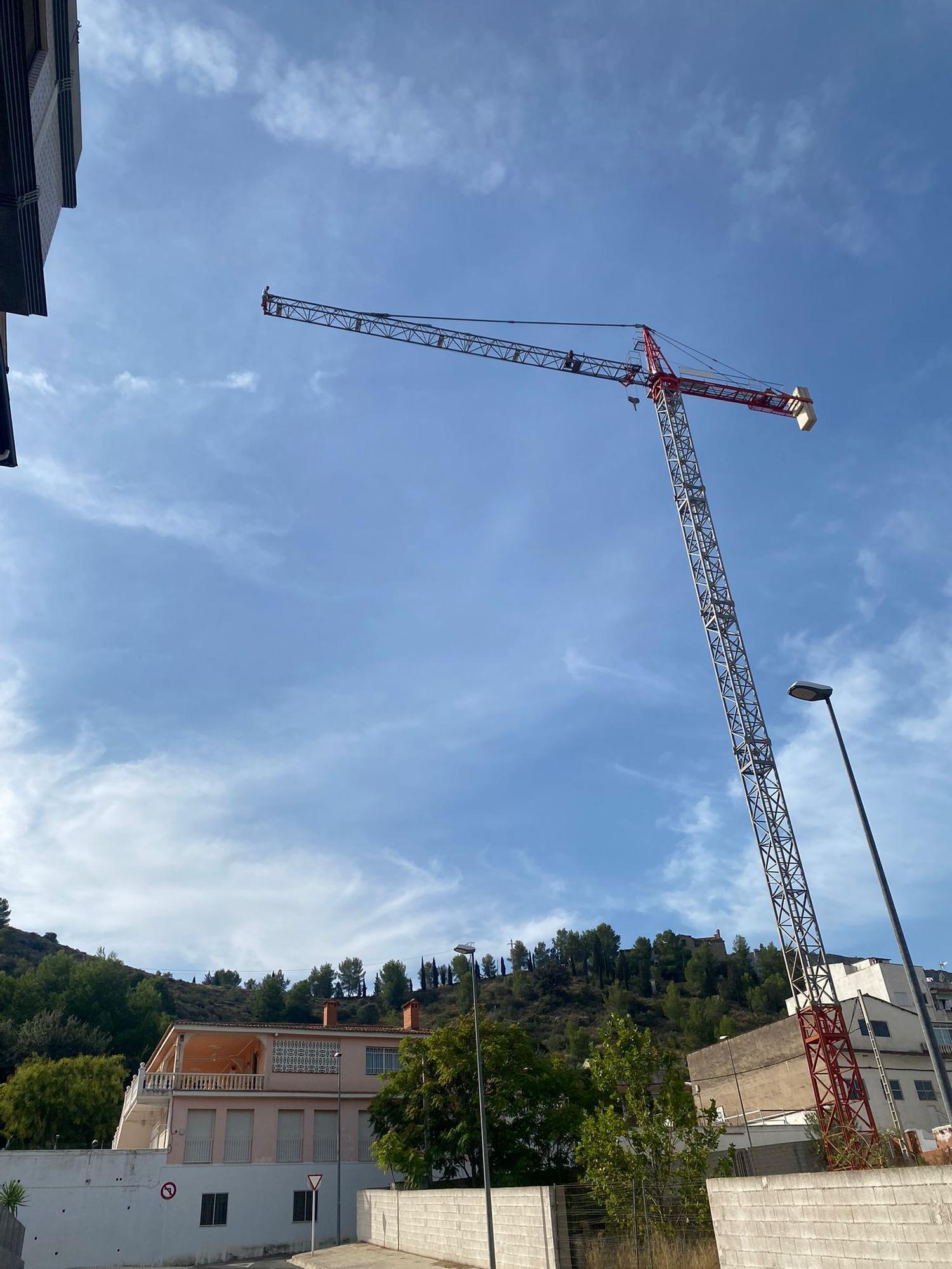 Rescatan a un hombre tras subirse a una grúa de la construcción en Xàtiva