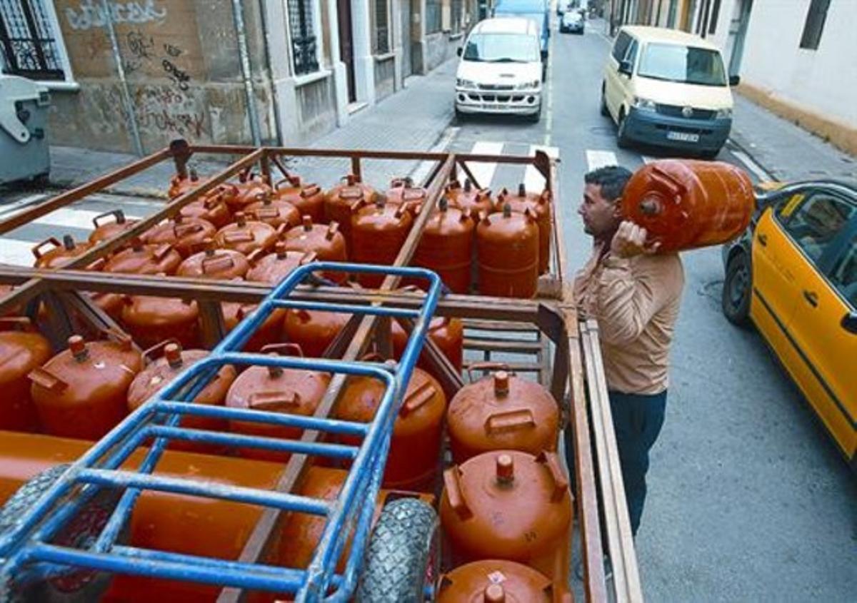 Un repartidor de butà al barri de Gràcia de Barcelona. Un repartidor de butà al barri de Gràcia de Barcelona.
