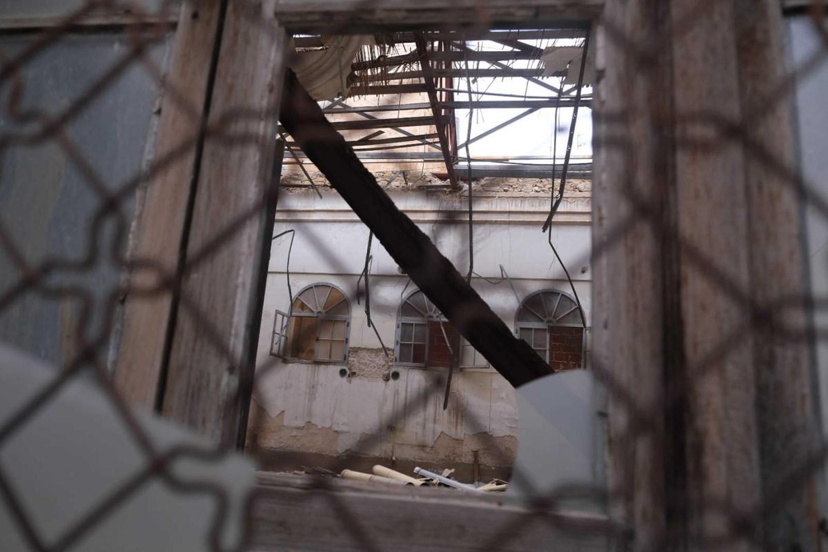 El interior, con los ventanales de dentro del edificio al fondo.