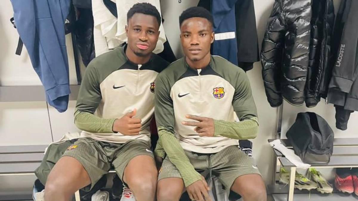 David Oduro, junto a Landry Farre en el vestuario del Barça