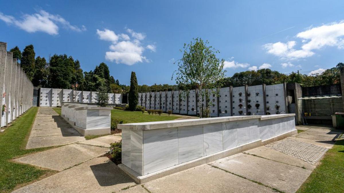 Columbarios en el cementerio de Nós .  | // L.O.