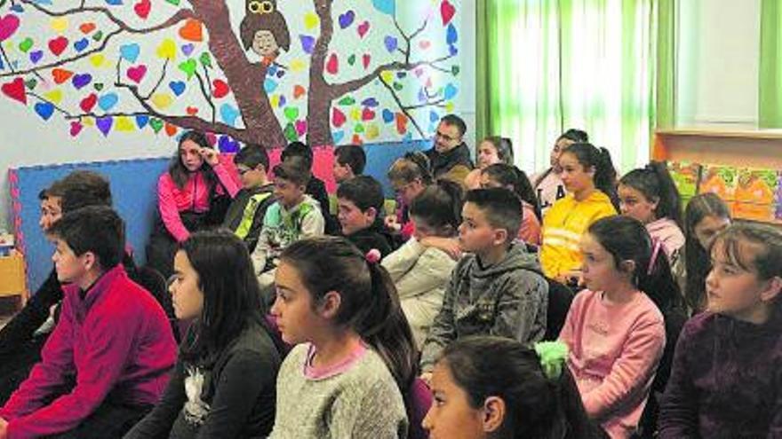 Los alumnos, en una de las actividades que se desarrolló en la biblioteca del centro. | CRA Moraleja