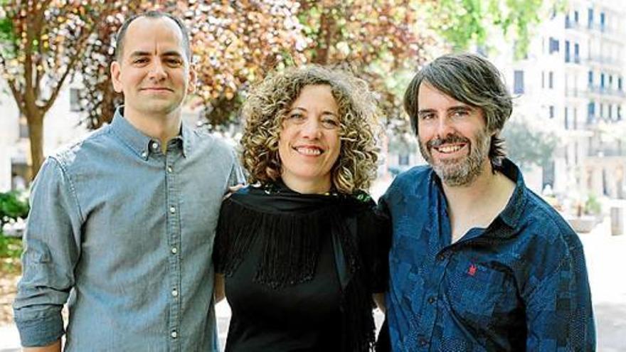 Els autors, Marc Serena i Pablo García, amb la productora Yolanda Olmo