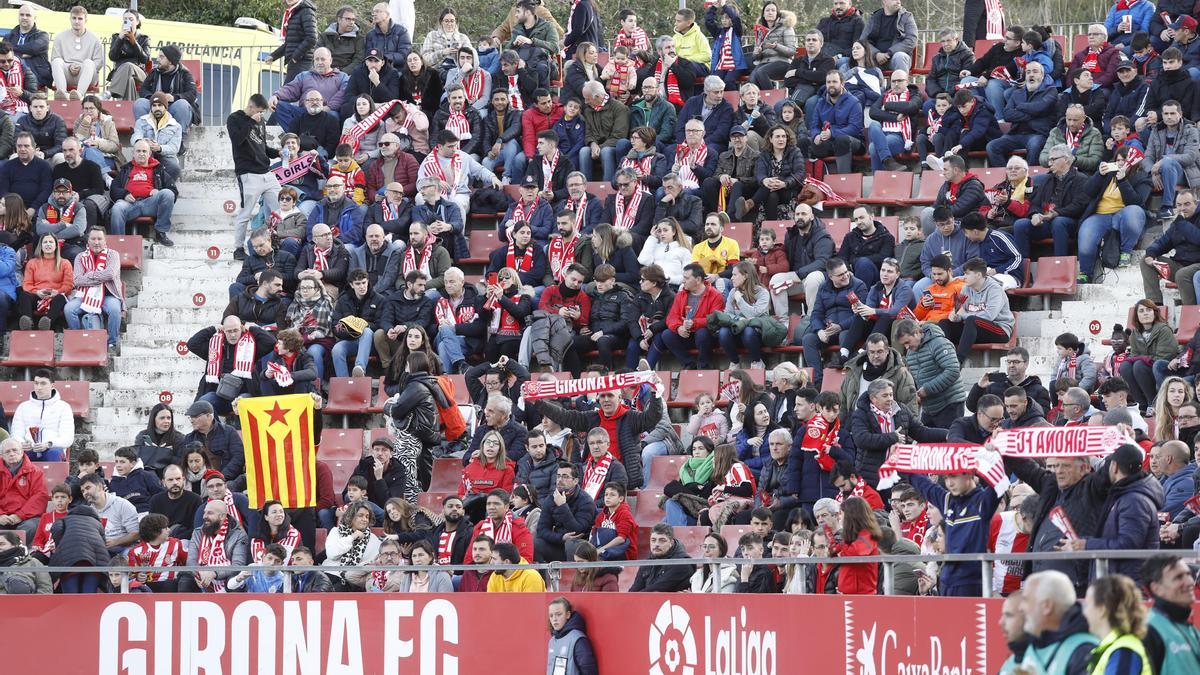 Aficionats veient el Girona-Sevilla.