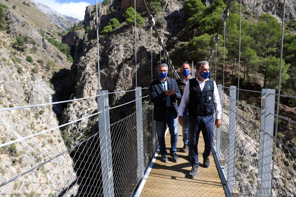 Inauguran el puente colgante de El Saltillo, en la Axarquía