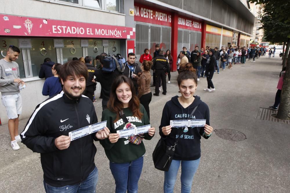 Colas en las taquillas de El Molinón en el inicio de venta de entradas para la visita al Depor