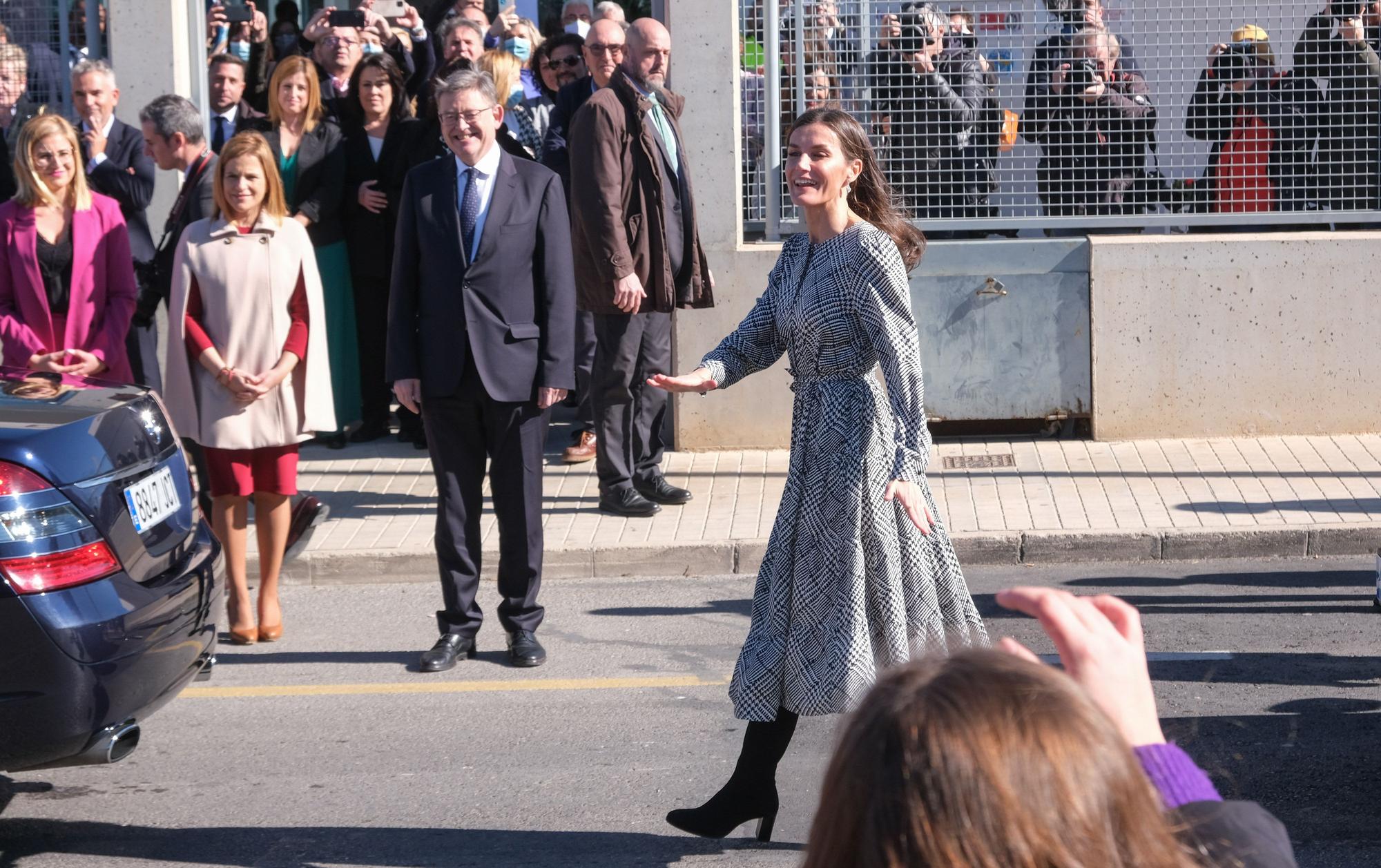 Recibimiento por todo lo alto y con gritos de "guapa" a la reina Letizia en Petrer