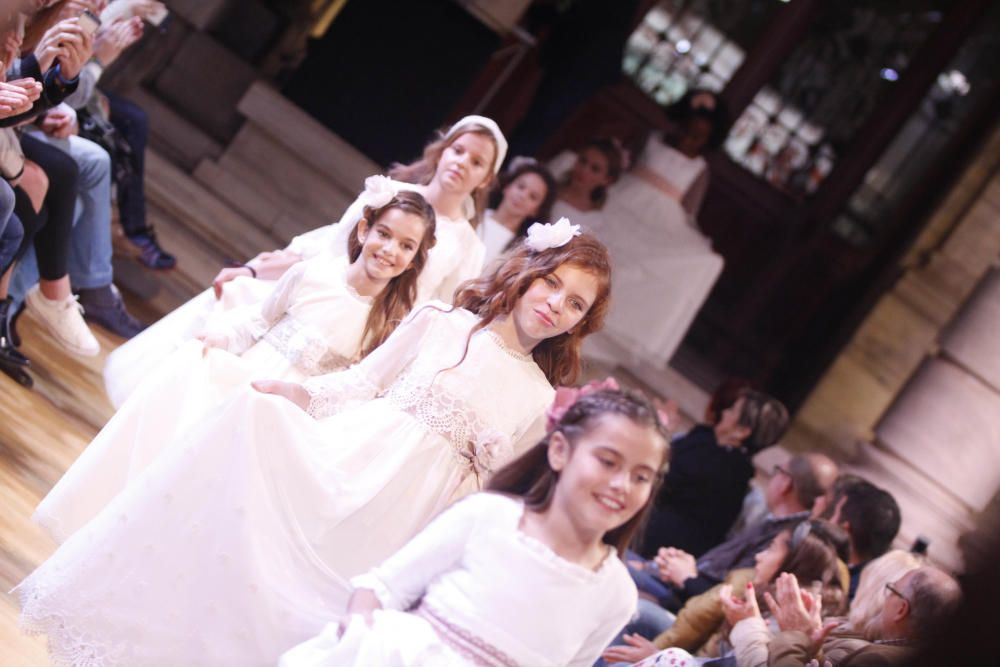 Desfile de modelos en la plaza del Ayuntamiento