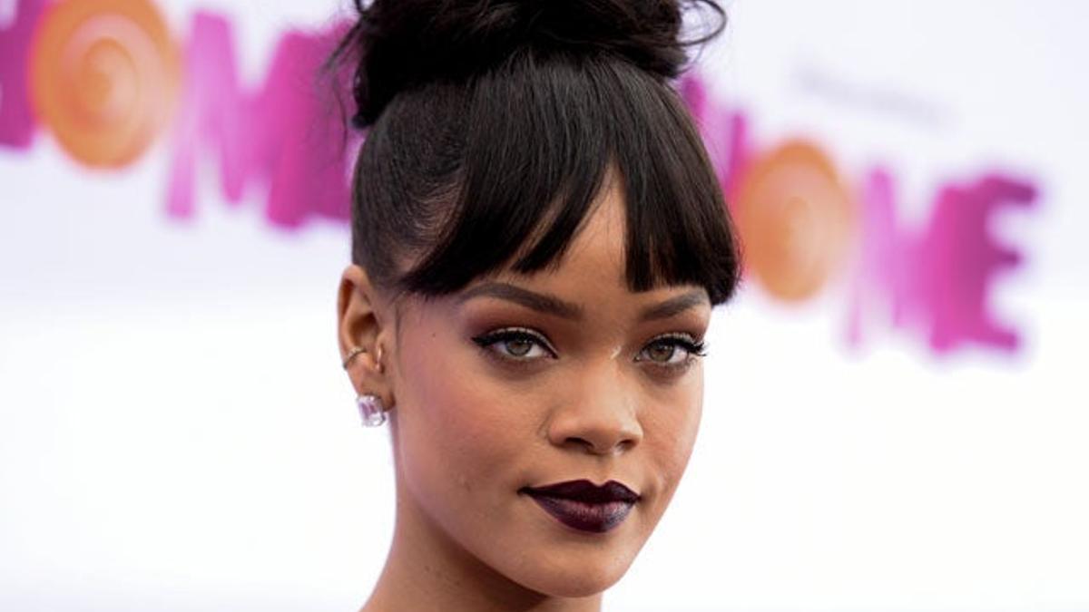 Acusan a Rihanna de esnifar cocaína en el Festival de Coachella - Cuore