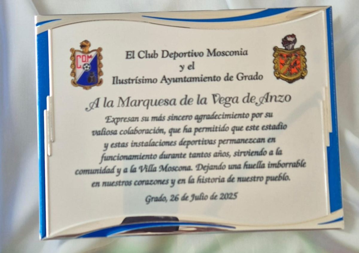Detalle de la placa entregada a la marquesa de la Vega de Anzo.