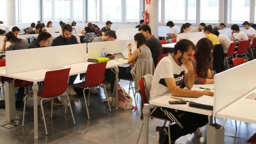 Estudiantes universitarios preparan exámenes en una biblioteca de Vigo. // Alba Villar