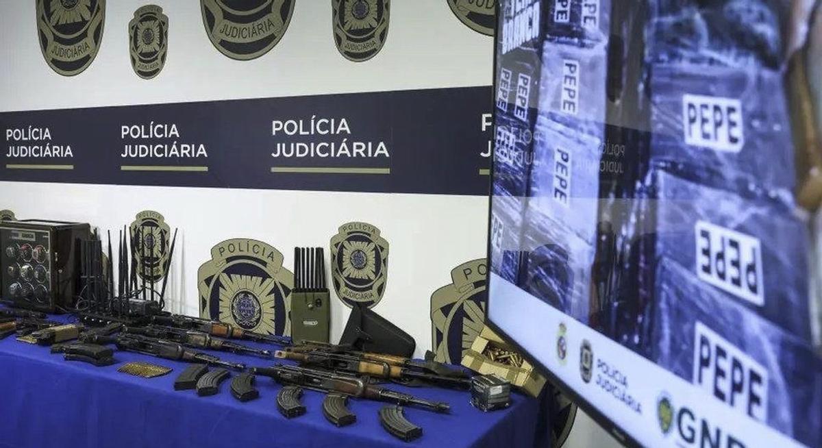 Los fusiles Kalashnikov aprehendidos a la banda de narcos.