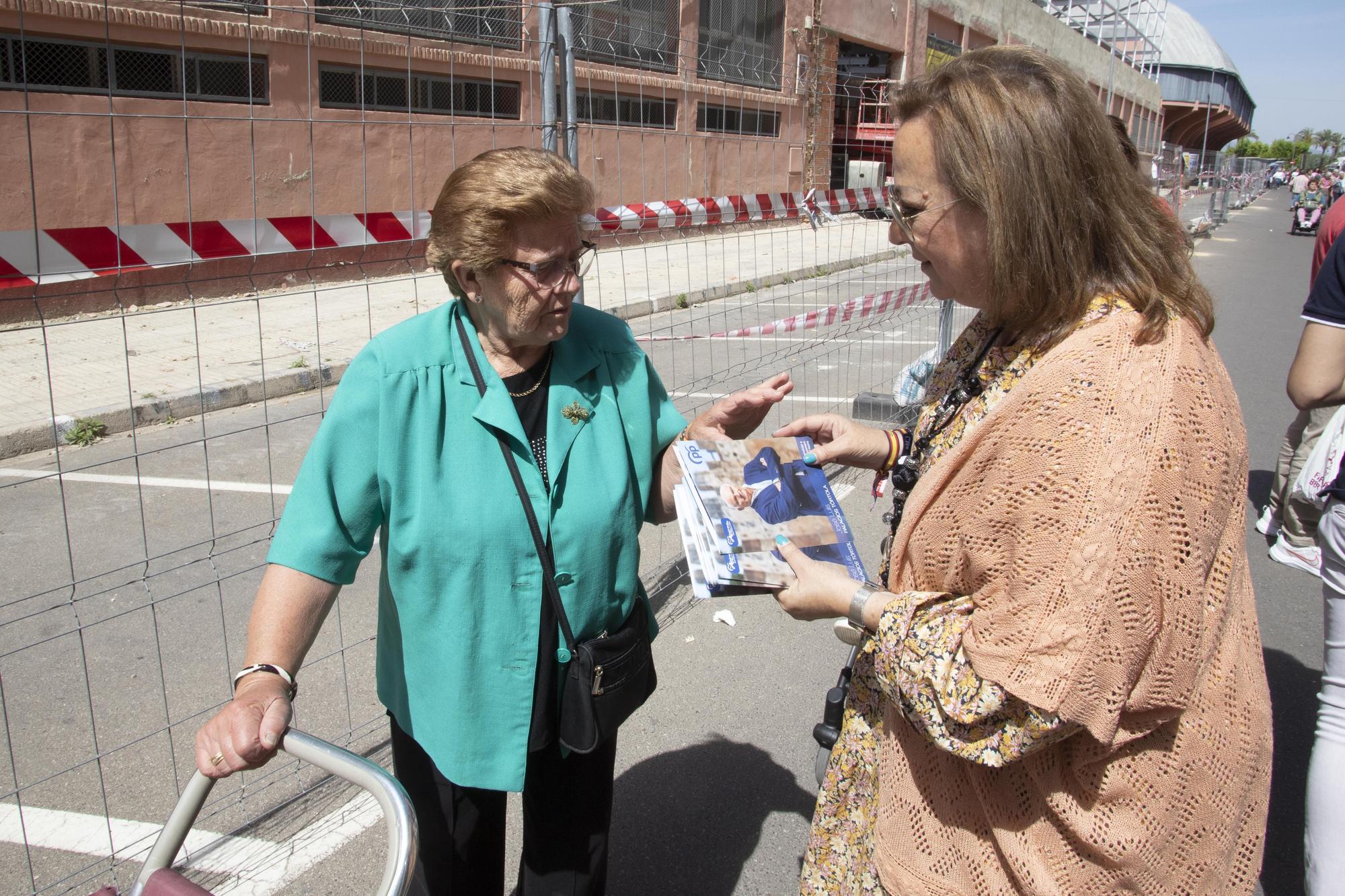 Los Partidos buscan el voto en el mercado de Alzira