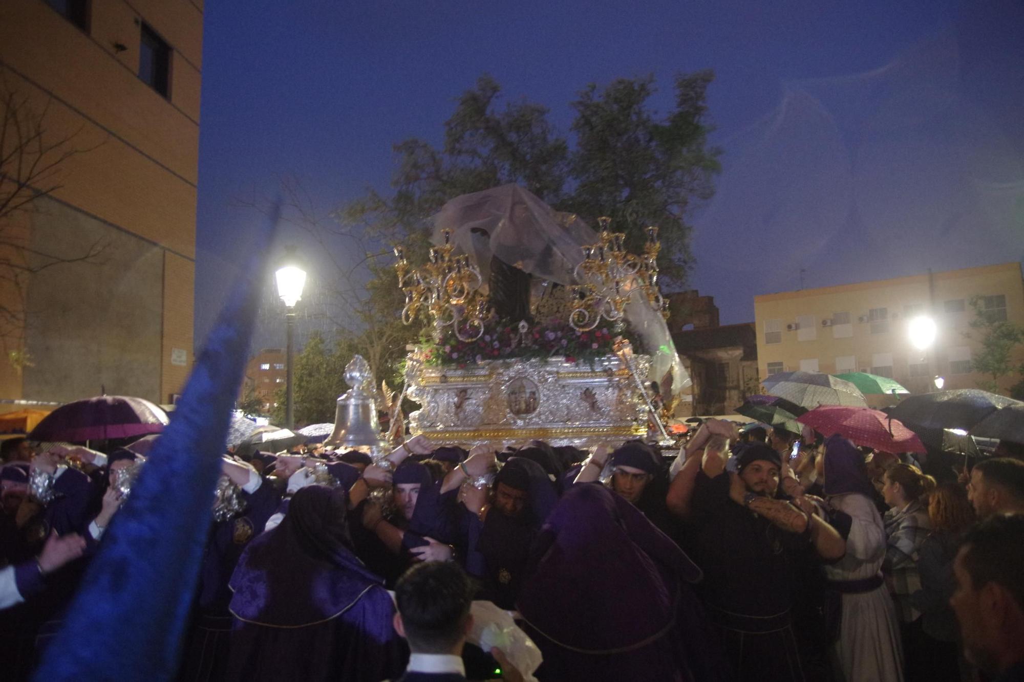 Imagen de la salida de la cofradía del Huerto en el Domingo de Ramos de 2024, que fue interrumpida por la lluvia.