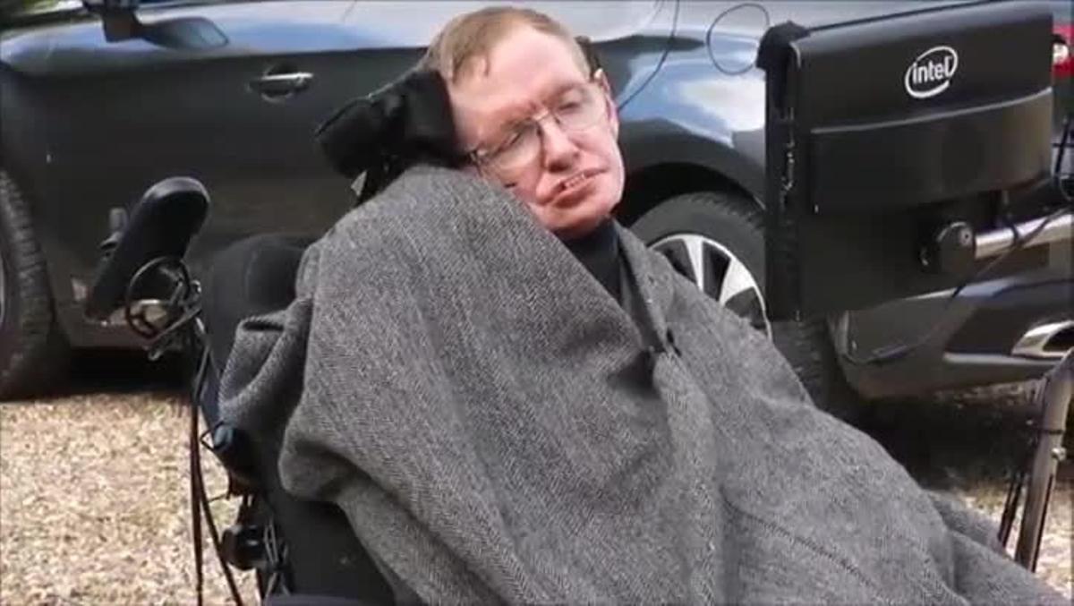 El físico Stephen Hawking se une a la campaña del ’Ice Bucket Challenge’, y su familia se moja por la causa. 