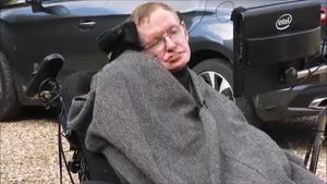 El físic Stephen Hawking s’uneix a la campanya de l’Ice Bucket Challenge’, i la seva família es mulla per la causa.